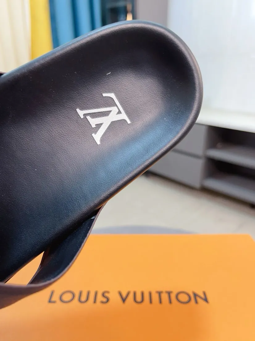 Men's shoes💰300🌹🌹【LV】Multi-color new men's slippers, original top quality version, original special cowhide cross pattern➕sheepskin inside and side, non-slip combined sole, more stable walking, more comfortable and lightweight, high-end and generous, size: 38~44
